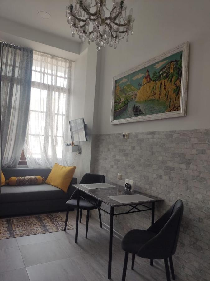 Ahmashenebeliapart Tbilisi Buitenkant foto